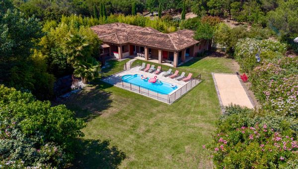 Magnifique villa au cœur d une pinède avec piscine et city stade privé