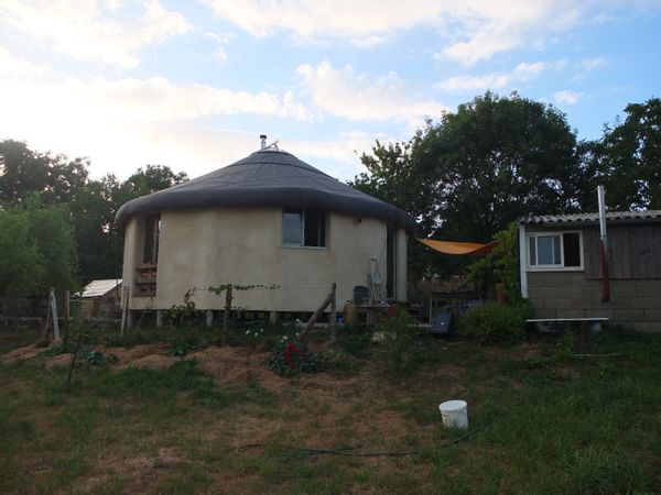 Yourte contemporaine dans un jolie coin de campagne.