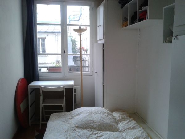 Ma chambre privée est bien localisée et permet une belle visite de Paris