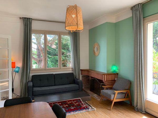 Appartement T4 de 100 m² situé au premier étage d'une grande maison du centre du village.