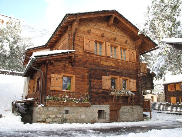 Joli petit appartement dans un beau et vieux chalet des Alpes valaisannes, en Suisse