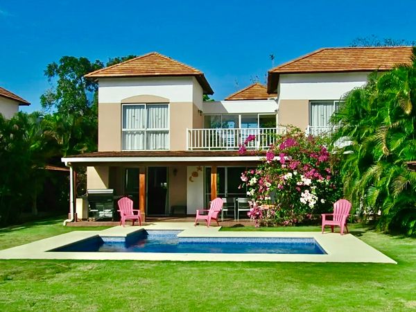 Villa avec piscine bord de Golf et près de la Mer ! 3 Chambres pouvant accueillir 12 personnes.