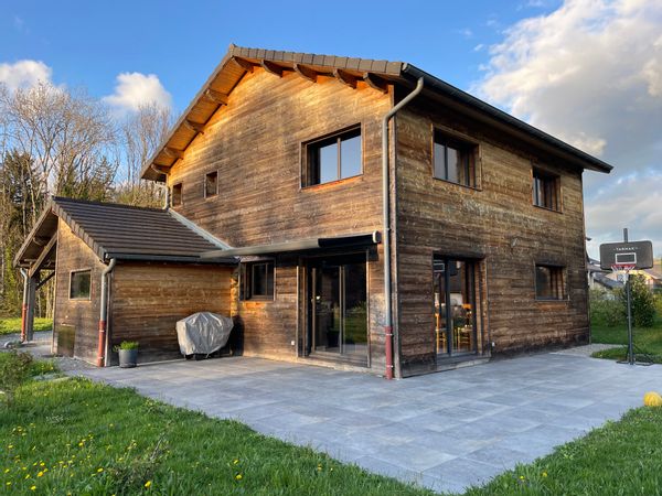 Une maison en bois au coeur de la Haute-Savoie, proche d'Annecy !