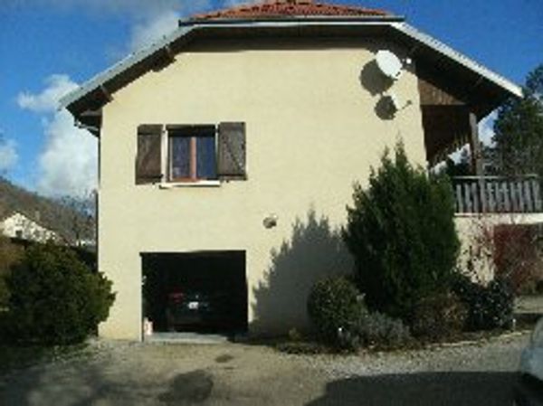 Jolie maison au coeur des roches de Courbet