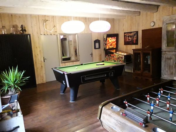 BILLARD,  BABY FOOT, PING PONG  DANS LE JURA, GRANDE MAISON DE CHARME.