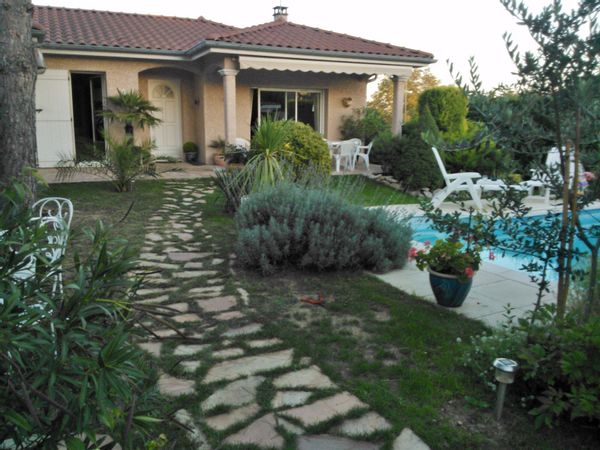 15 minutes de Lyon, billard, piscine, veranda, jardin