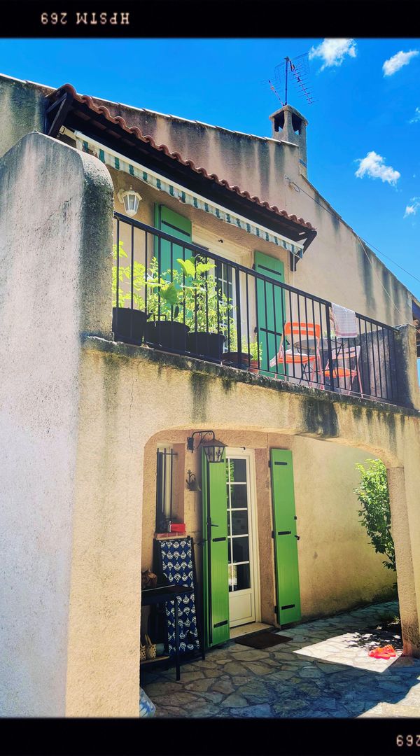 Maison individuelle au cœur d’un village provençal, dans un quartier résidentiel au calme.