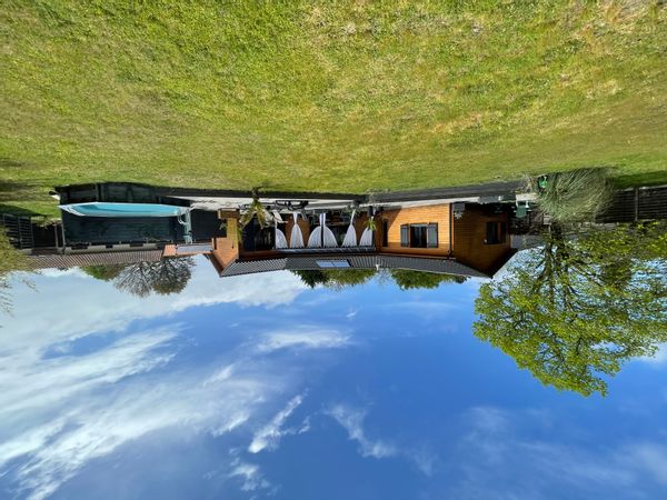 Maison en bois entre lacs, plages océanes et forêt