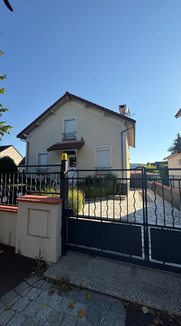 Notre maison est familiale, avec 3 chambres, dont une pour enfant.  Il ya mon institut de beauté
