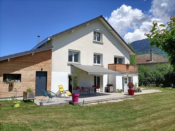 Maison familiale au pied des montagnes