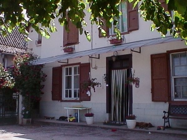 Grande maison familiale, ancienne ferme, poules et chien gentil.