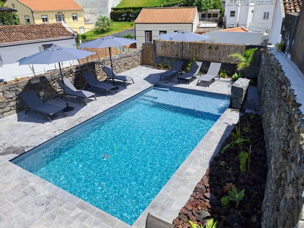 Charmante maison à Água de Alto – 3 chambres, piscine chauffée, proche plages et de l'Ilheu.