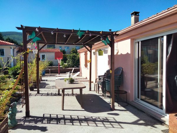 Maison de plain-pied avec piscine, grand jardin et guinguette à 5 min ! 