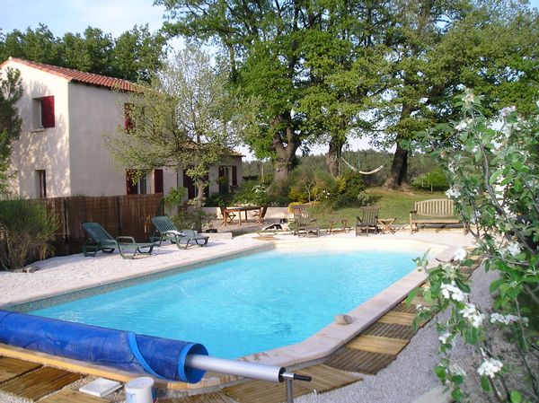 La maison de Pascale : Maison agréable, meubles anciens, orientation sud, grand jardin, sur plusieurs niveaux, pas de vis-à-vis.