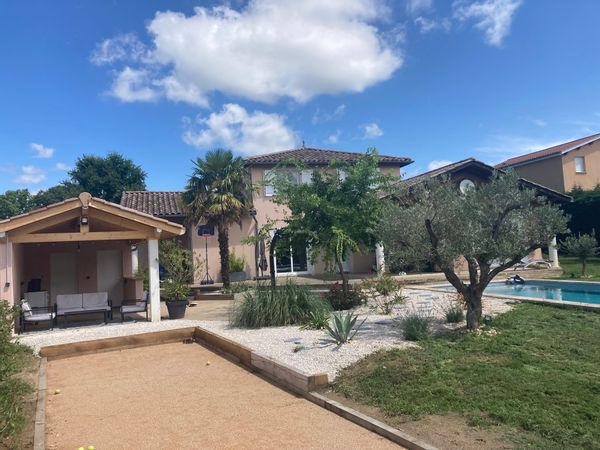 Maison spacieuse sur grand terrain avec piscine , aux portes du Beaujolais, à 40 min de Lyon.