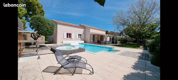 Maison 3 chambres, piscine, 3 salles de bain , wifi, Climatisation, jardin clôturé…..