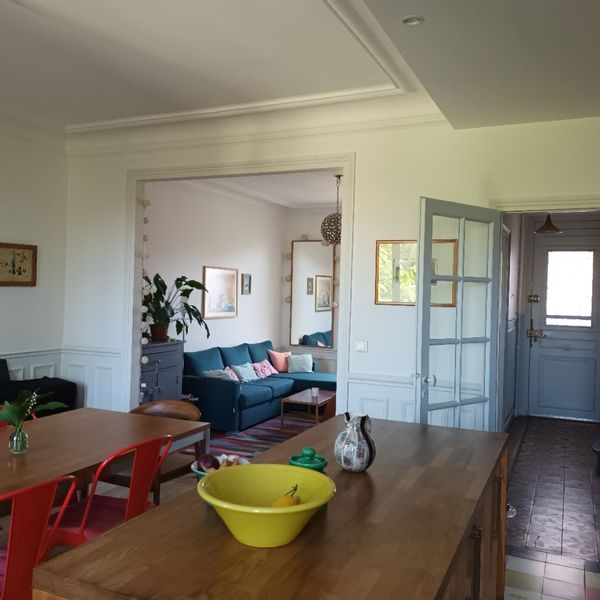 une chambre double avec bureau et salle d'eau privative chez Carine