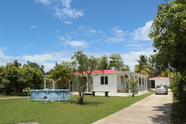 Maison créole individuelle sur 1300m² de jardin arboré, dans le bourg du Gosier à 10min à pieds des plages et ilet