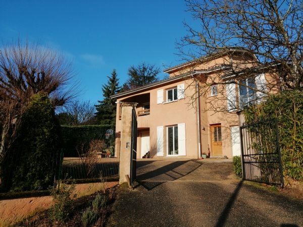 Confortable cottage near Lyon France / Maison au calme à côté de Lyon