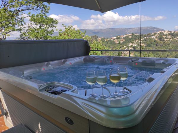 Sur la Côte d'Azur, maison dans les collines à 20 minutes de Nice, patrimoine mondial de l'Unesco.
