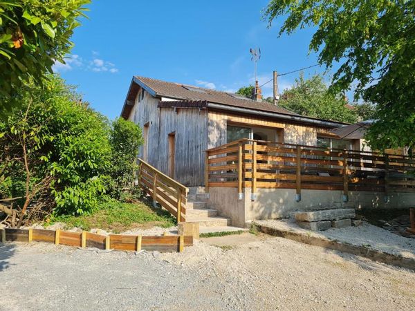 Maison avec bardage bois en douglas située à 500m de la gare de Lons-le-Saunier sur les hauteurs