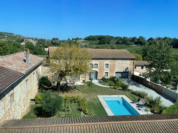 Entre Bourgogne et Beaujolais, maison moderne en pierres avec piscine.