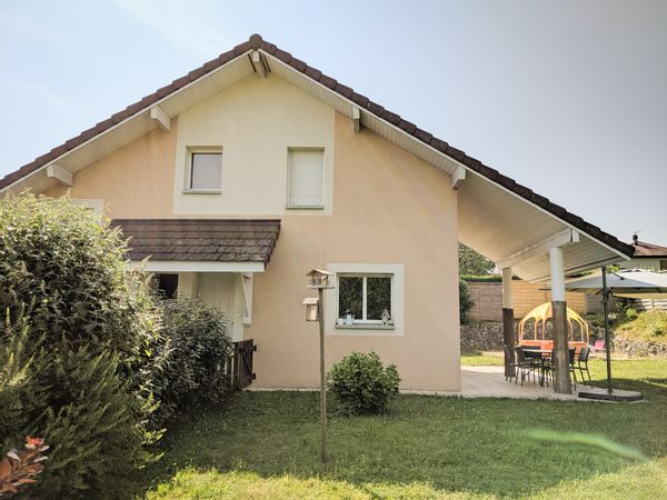 Maison avec jardin en Haute-Savoie, entre le lac d'Annecy et le lac d'Aix les Bains.