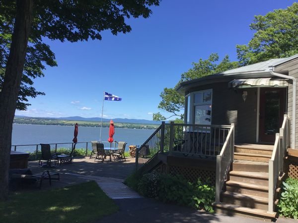 La maison de Monique et de Yvon Belle maison sur la rive sud de Québec offrant une vue magnifique sur le Saint-Laurent et sur l’île de Félix Leclerc, l’île d’Orléans. Vaste terrain et maison très lumineuse pour six personnes. Pas d’animaux et maison non f