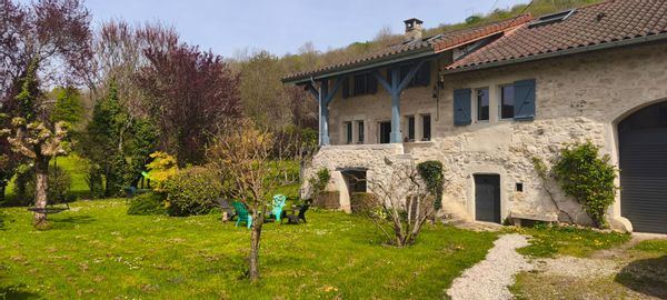 Maison de campagne rénovée pleine de charme au coeur du Revermont à 1h de Lyon