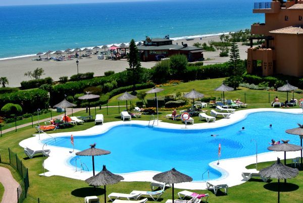 luxe appartement direct aan zee, zwembad,zuid-spanje, 20min van Marbelle, vlakbij haven la duquesa.