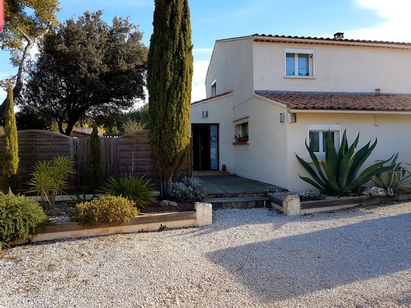 Maison avec piscine.
