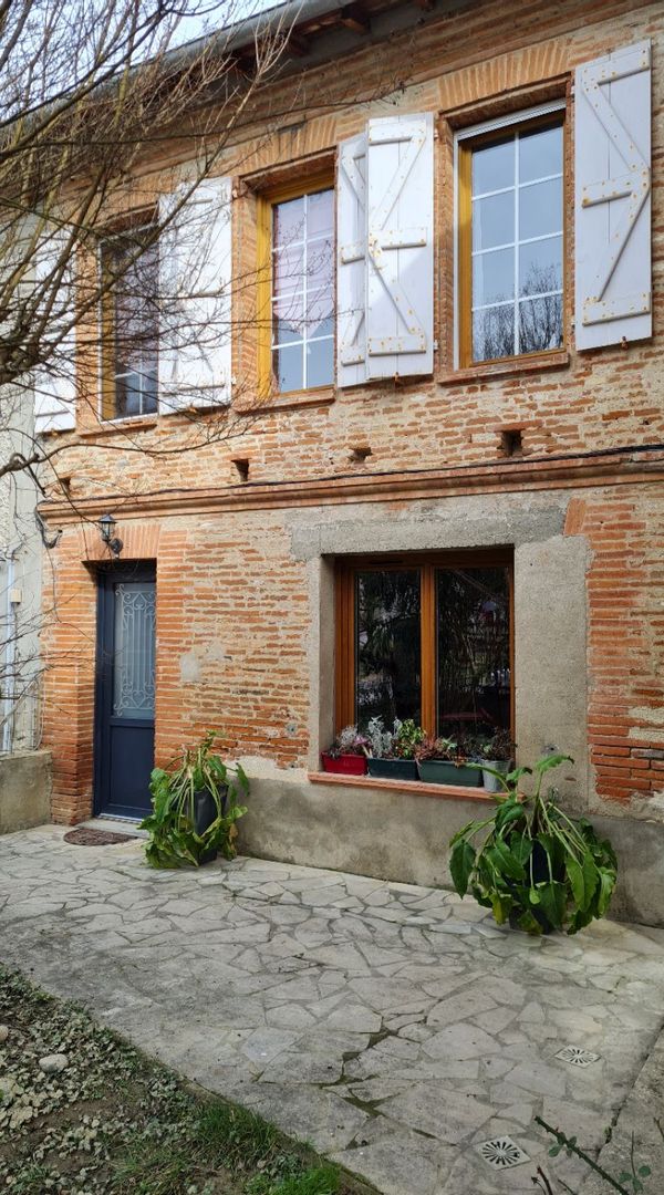La maison des Léon's Notre maison, entièrement rénovée est typique avec sa façade en brique