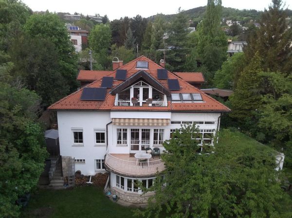Maison familiale paisible avec jardin, entre nature et vie citadine