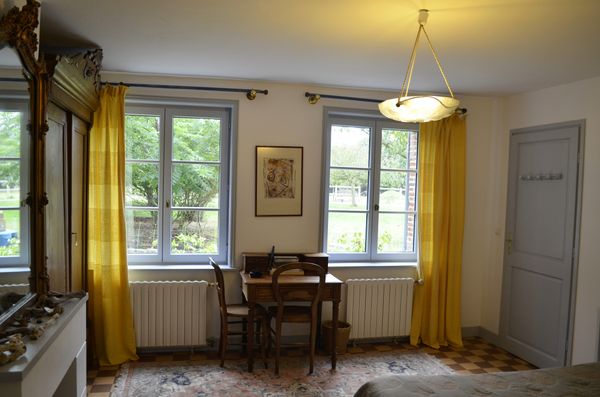 Une grande chambre avec entrée indépendante dans notre maison
