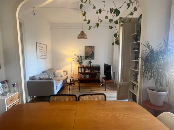 Piso soleado y acogedor en el centro de Barcelona, lleno de libros y plantas :)