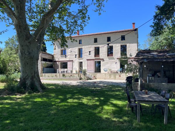 Au Pontpadour situe à 15 mn d’Avignon à 50 m d’une rivière calme absolue fête acceptée