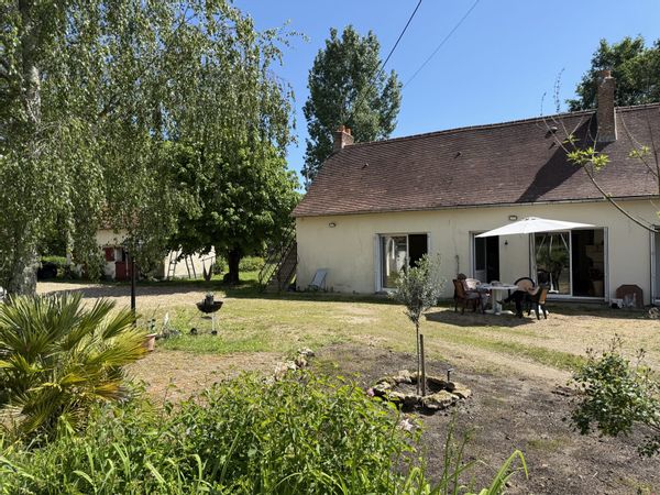 Ferme angevine du 17e, 220 m² & 2 ha de nature — proche Zoo de La Flèche