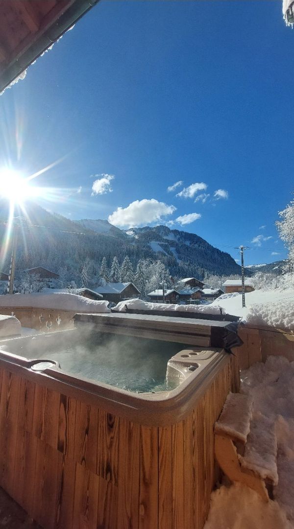 Grand chalet typique avec jacuzzi