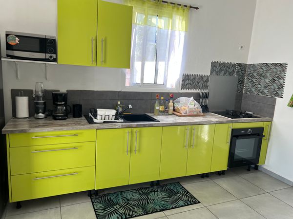 Notre Villa exotique nature de Lindsay et Lucien est  le bas de notre maison  complètement indépendante tout confort parfait pour une famille pour un séjour découverte de la Guadeloupe .