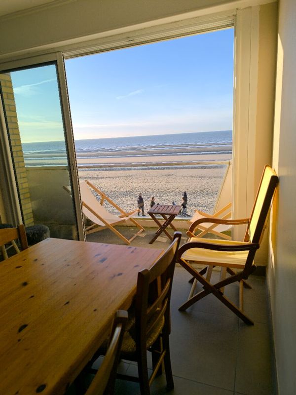 Appartement de vacances de 70m2 traversant, 3 chambres, vue  sur mer au 1er étage sans ascenseur.