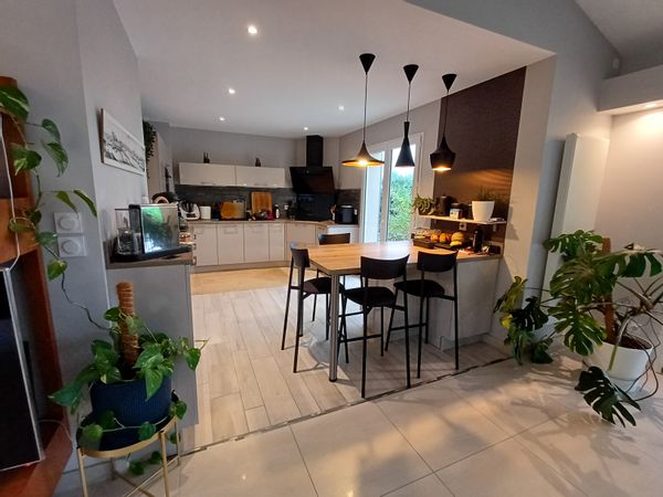 Maison en haut d'un coteau face au village, vue Pyrénées!