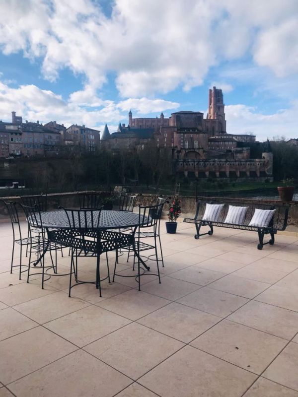 Vue exceptionnelle sur site classé. Appartement avec terrasse et grand jardin