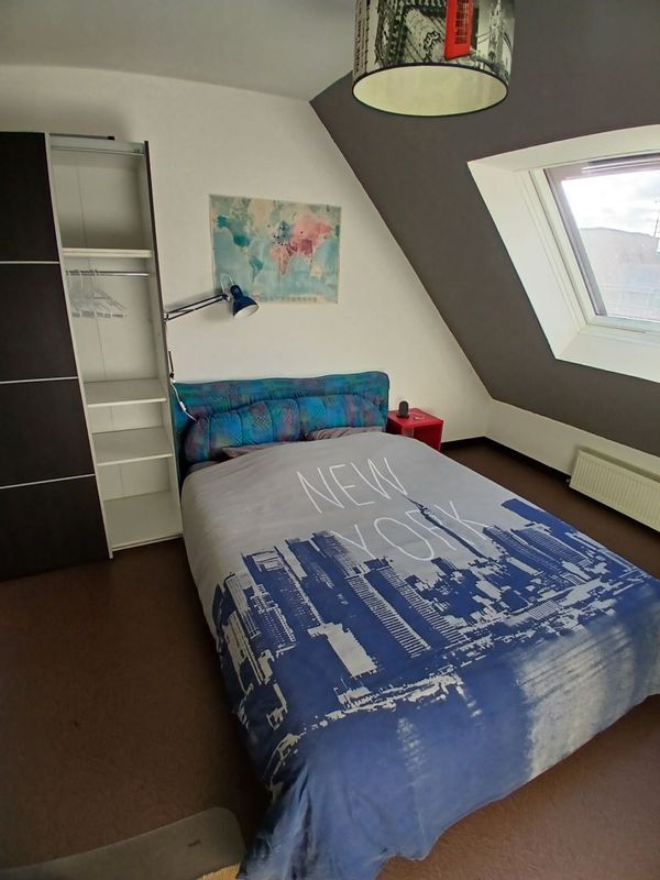 Chambre dans grand appartement attique