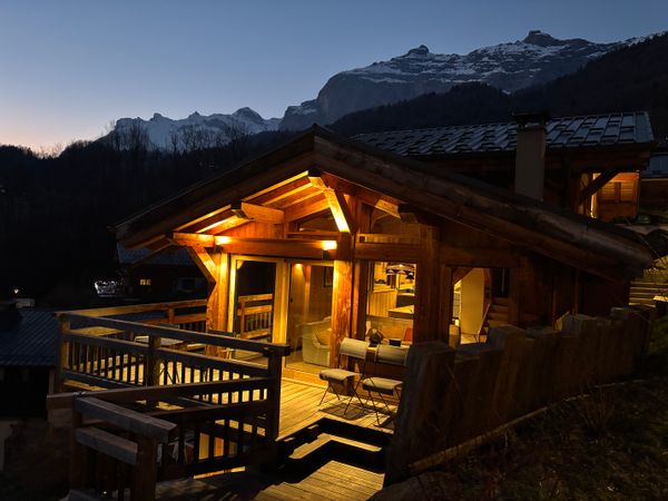 Le chalet Mélèze de Sandrine et Pierre est niché au coeur de la vallée de Chamonix. Dans le village ensoleillé de Servoz, la vue sur le Mt Blanc est exceptionnelle, le calme est relaxant. A quelques minutes des domaines skiables en hiver et au départ de randonnées de montagne en été. Toute la famille aura accès à des activités en pleine nature.