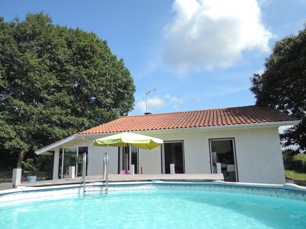 Maison lumineuse, de plain pied, avec piscine, au calme et à 12mn de l'océan.