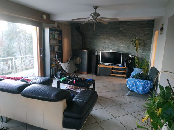 Maison de village, entre ville et nature