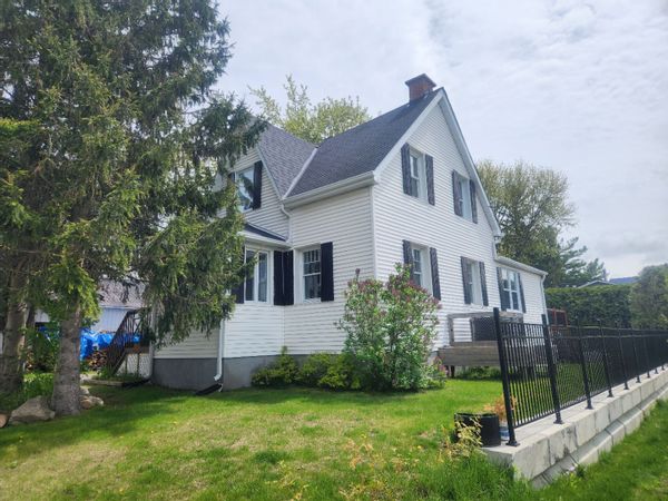 La maison blanche avec poules, kayaks et vélos ! *Ajoutez le "loft" pour 11 couchages!*