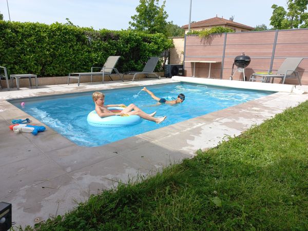 Très agréable maison familiale, avec piscine, proche de Lyon et de la nature