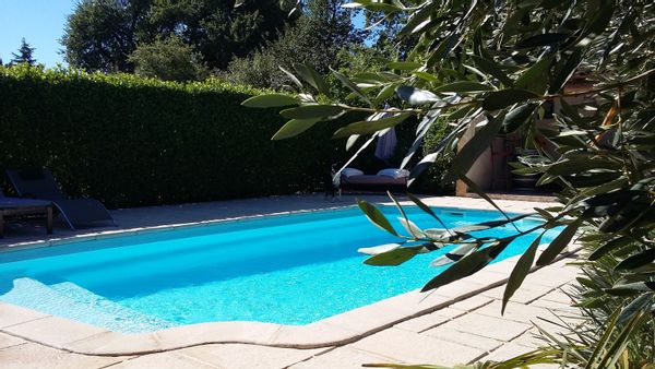 villa avec piscine dans un village typique provençal