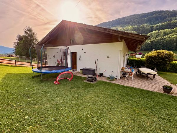 Maison ensoleillée avec vue sur les montagnes